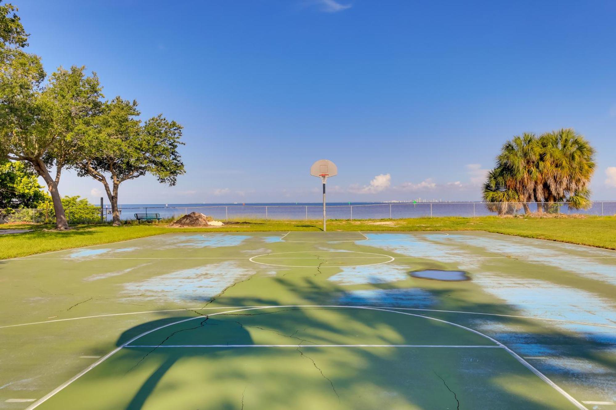 Coastal-Zen Ruskin Retreat Less Than 1 Mi To Beach! Exterior photo