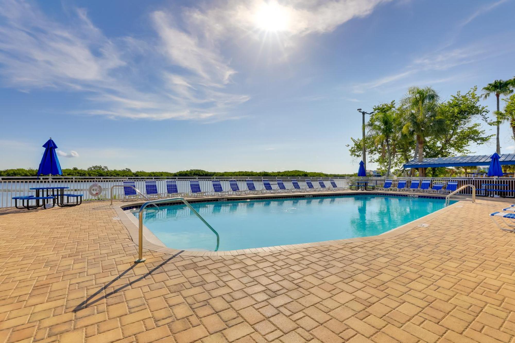 Coastal-Zen Ruskin Retreat Less Than 1 Mi To Beach! Exterior photo